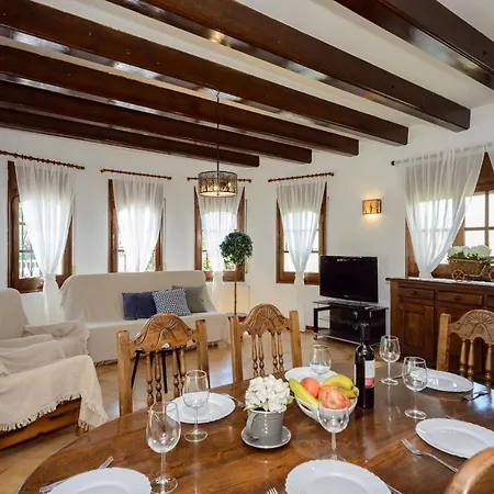 Casa Fluvia